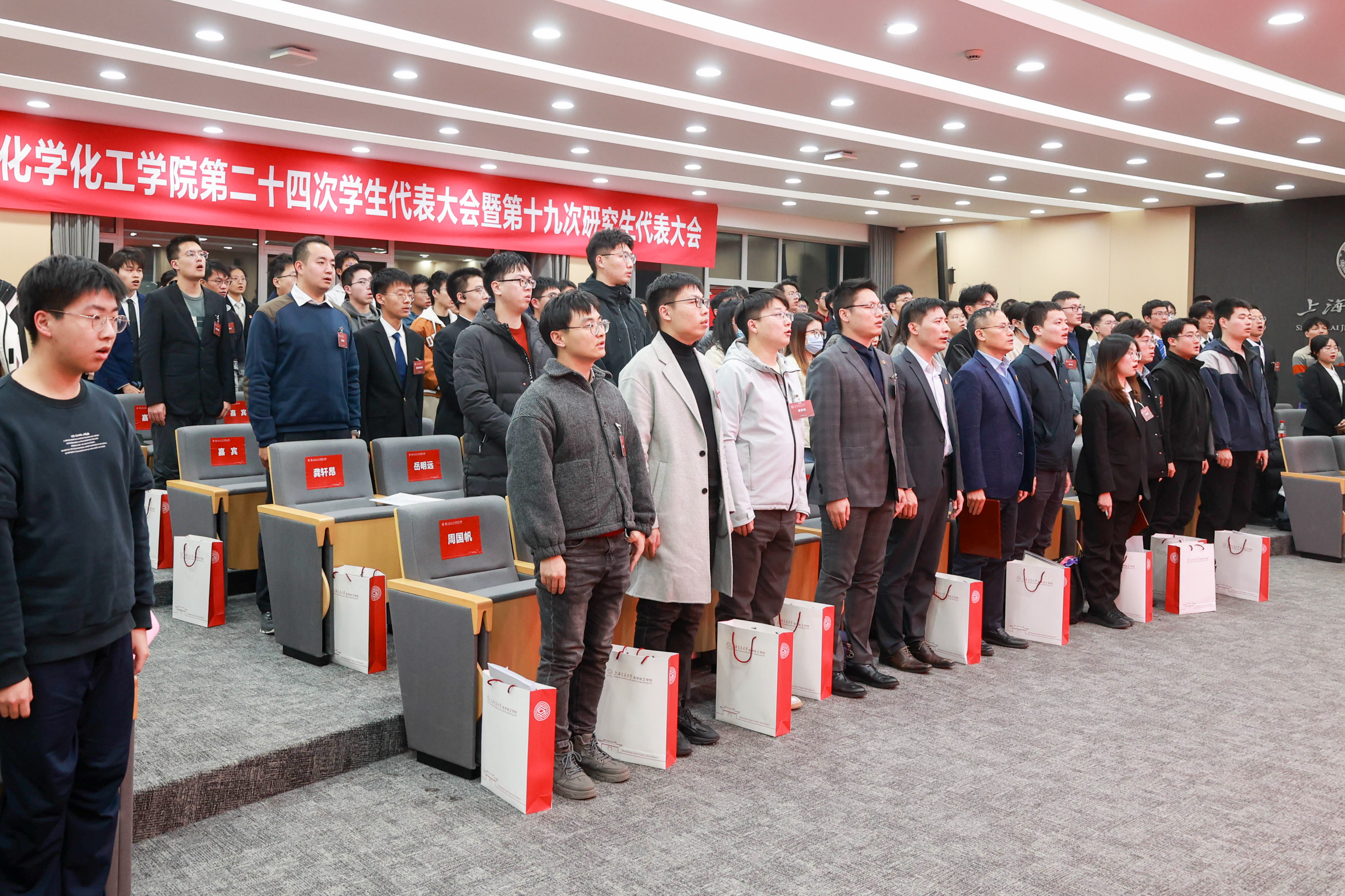 1701999189106077.jpg 奏唱国歌.jpg